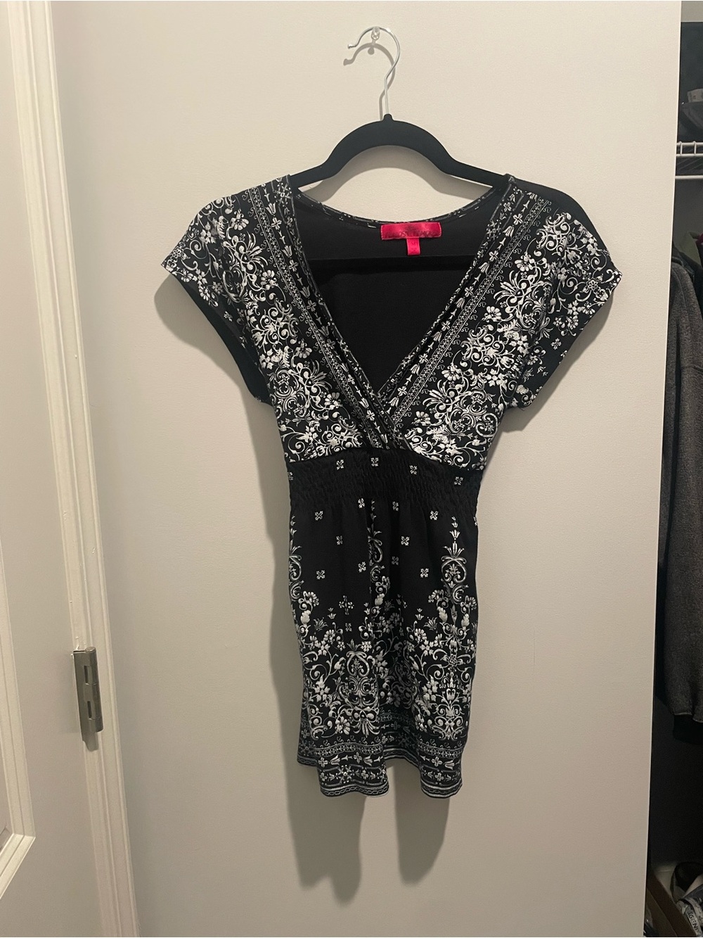 Almost Famous Black and White V-Neck Floral Blouse